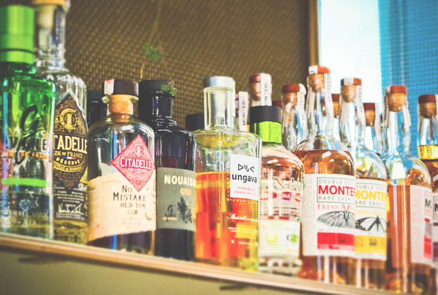 Alkohol Flaschen: Wichtige Zutaten in einer Cocktail-Bar